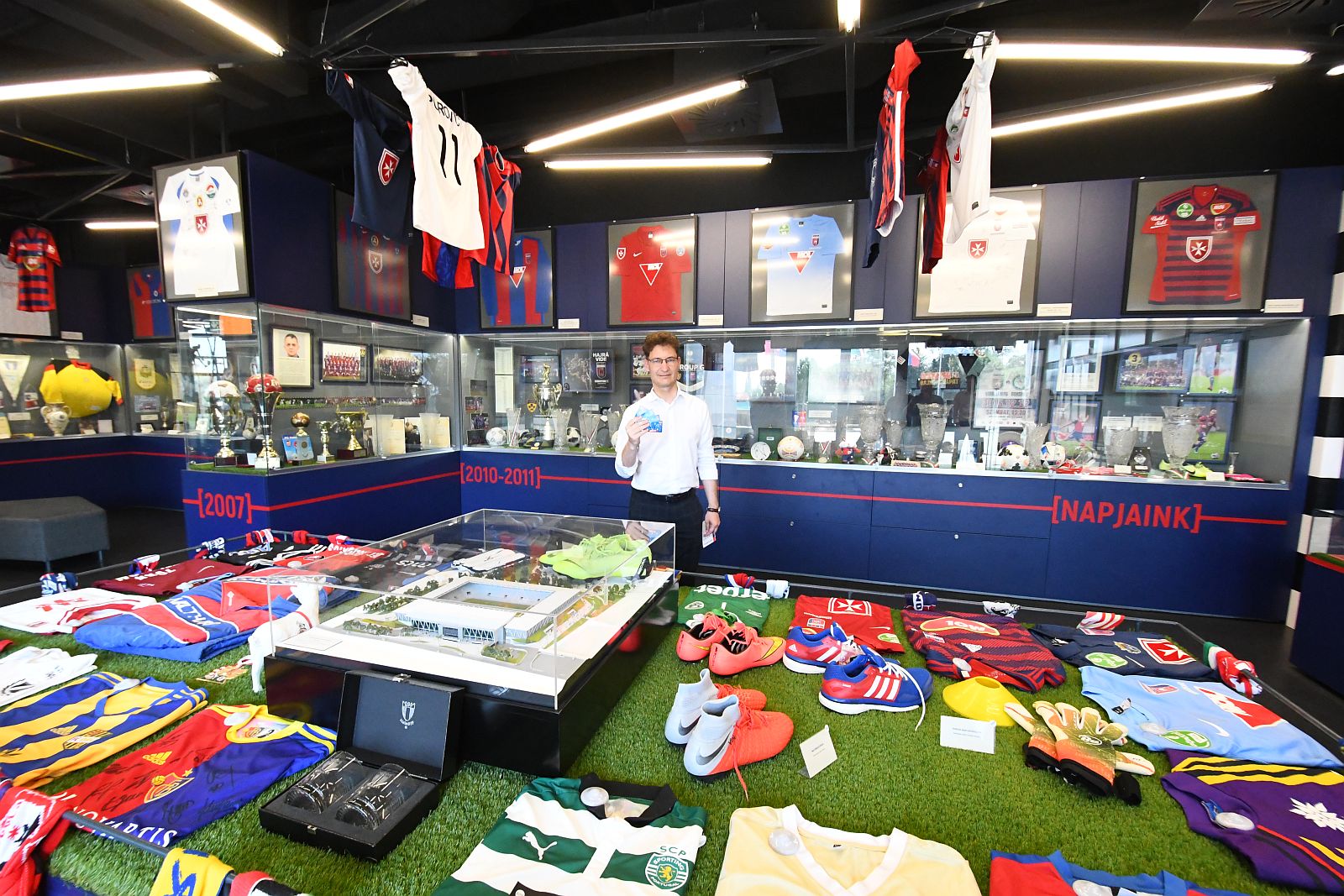 Már az első napon is sok bérlet fogyott - Fehérvár polgármestere is megvette a Vidi bérletét